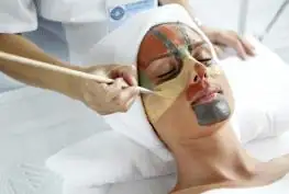 Aplicación de mascarilla facial en una cabina de estética del Balneario Acuña