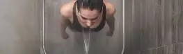 Clienta recibiendo una ducha termal de chorros en el circuito del Balneario Arnoia