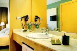 Baño de la habitación con lavabo de encimera y secador en el hotel Iberik Augas Santas