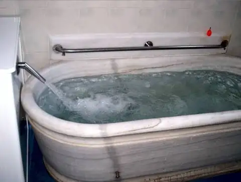 Bañera de mármol con hidromasaje en una cabina de tratamiento del Hotel Balneario de Caldelas de Tui