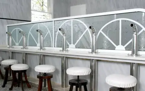 Fuente con grifos y taburetes para tomar las aguas en el Hotel Balneario de Caldelas de Tui