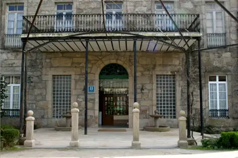 Entrada principal con marquesina de hierro del Hotel Balneario de Caldelas de Tui