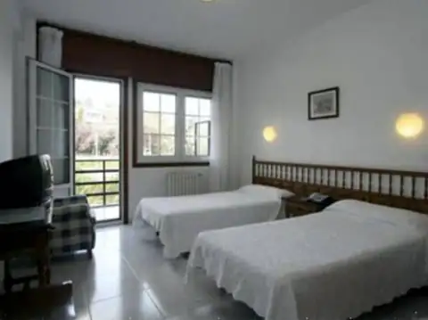 Habitación doble con dos camas y salida a balcón en el Hotel Balneario de Caldelas de Tui