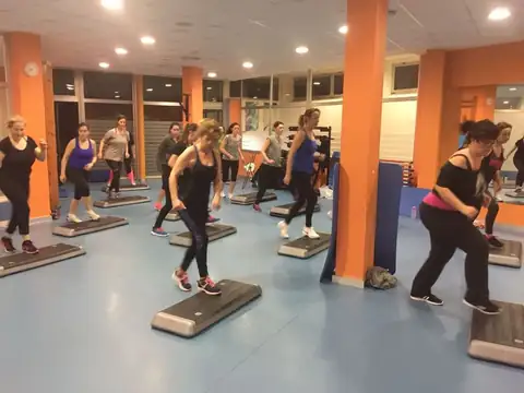 Clase de step en la sala de actividades del Hotel Balneario de Compostela