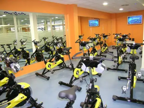 Sala de ciclo indoor con bicicletas estáticas y pantallas en el Hotel Balneario de Compostela