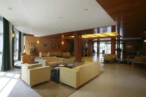 Amplio salón con sofás y lucernario en el vestíbulo del Hotel Balneario de Compostela