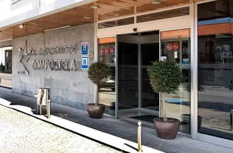 Entrada principal con puertas de cristal y rótulo del Hotel Balneario de Compostela en Brión