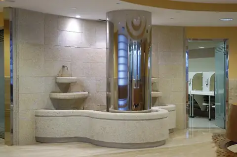 Fuentes de piedra y columna iluminada en la zona de aguas del Hotel Balneario de Carballo