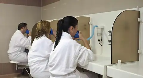 Clientes en albornoz recibiendo inhalaciones en la sala de respiratorios del Balneario de Carballo
