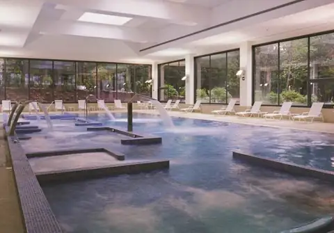 Circuito de piscina cubierta con chorros y grandes ventanales del Iberik Gran Balneario de Guitiriz