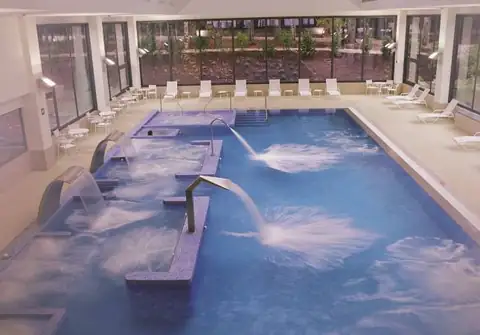 Cuellos de cisne y zonas de hidromasaje en la piscina interior del Gran Balneario de Guitiriz