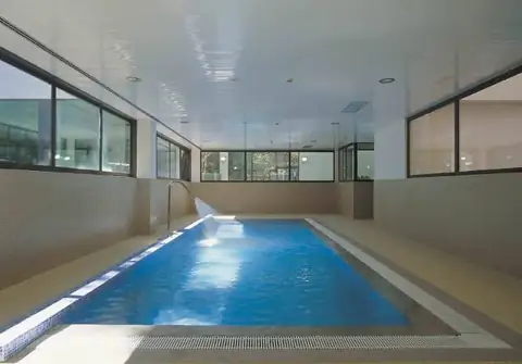 Piscina interior alargada de nado en el spa del Iberik Gran Balneario de Guitiriz