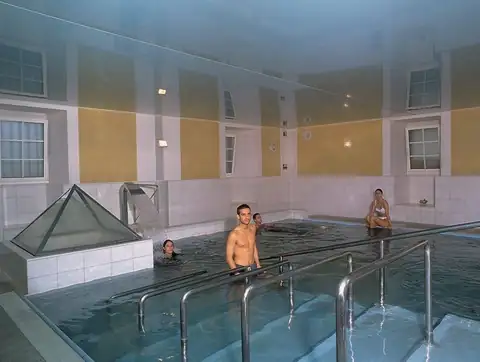 Bañistas en la piscina con pasamanos y chorros del Hotel Balneario de Lugo – Termas Romanas