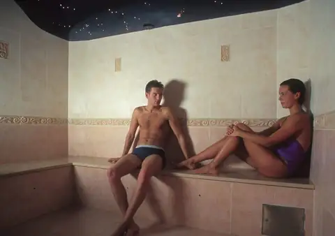 Pareja en el baño de vapor con techo estrellado del Balneario de Lugo
