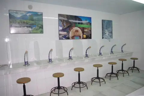 Sala de inhalaciones con boquillas individuales y taburetes en el Balneario de Lugo