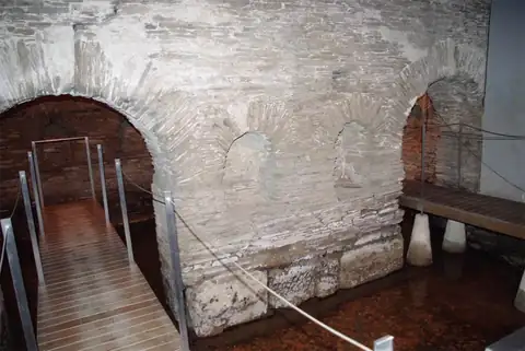 Restos de las termas romanas con arcos de piedra y pasarela en el Balneario de Lugo