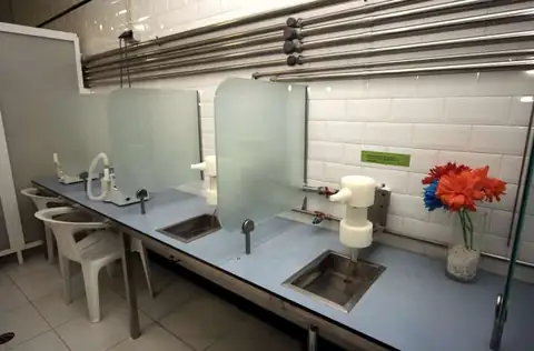 Puestos de inhalación con mamparas en la sala de tratamientos del Balneario de Molgas