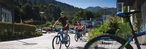 Ciclistas en bicicleta de montaña junto a la entrada de Lobios Caldaria Hotel Balneario