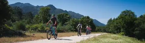 Ruta en bicicleta por un camino rodeado de montañas cerca de Lobios Caldaria Hotel Balneario