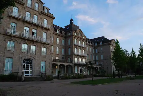 Histórico edificio de piedra del Gran Hotel del Balneario de Mondariz entre árboles
