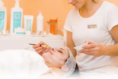Tratamiento facial con mascarilla aplicada por una esteticista en el Balneario Río Pambre