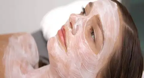 Mujer con mascarilla facial durante un tratamiento de belleza en el Hotel Balneario Baños da Brea