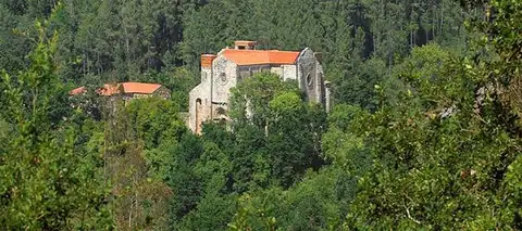 Antiguo edificio de piedra entre el bosque en el entorno del Hotel Balneario Baños da Brea