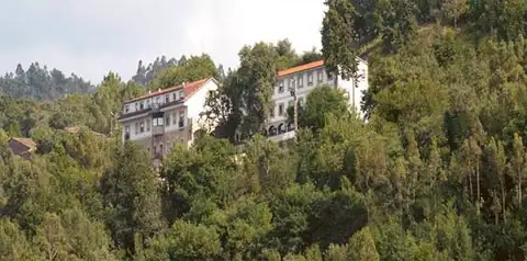 Edificios del Hotel Balneario Baños da Brea rodeados de un frondoso bosque