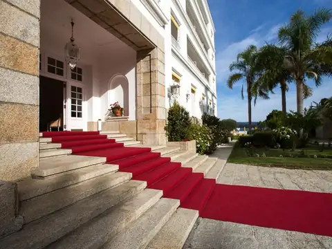 Entrada principal con escalinata de piedra y alfombra roja del Eurostars Gran Hotel La Toja