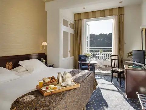 Habitación doble con bandeja de desayuno y balcón con vistas al jardín del Gran Hotel La Toja
