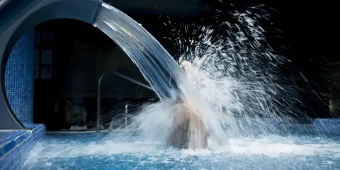 Chorro de agua a presión sobre la espalda en el circuito termal del Gran Talaso Hotel Sanxenxo