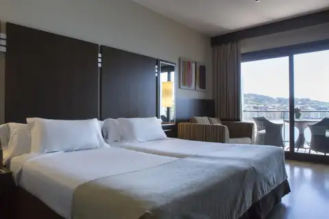 Habitación con dos camas y terraza con vistas a la bahía en el Gran Talaso Hotel Sanxenxo