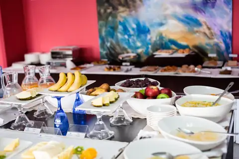 Bufé de desayuno con fruta fresca, zumos y bollería en el Gran Talaso Hotel Sanxenxo