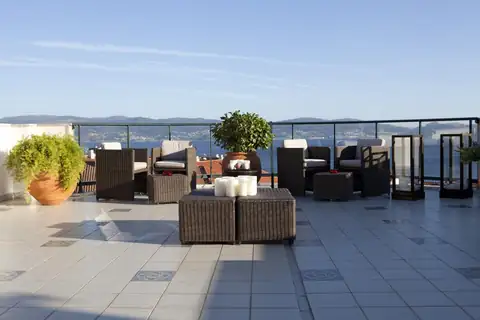 Terraza chill-out con sofás y vistas a la ría en el Hotel Carlos I Silgar de Sanxenxo