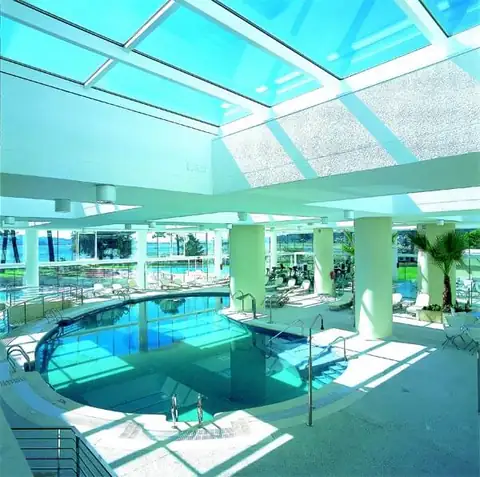 Piscina interior circular bajo cubierta acristalada en el spa del Eurostars Isla de la Toja