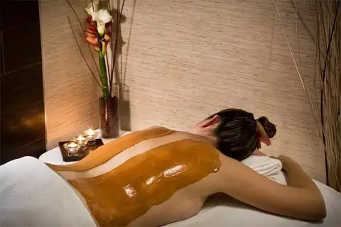 Tratamiento corporal con envoltura y velas en una cabina del spa del Eurostars Isla de la Toja