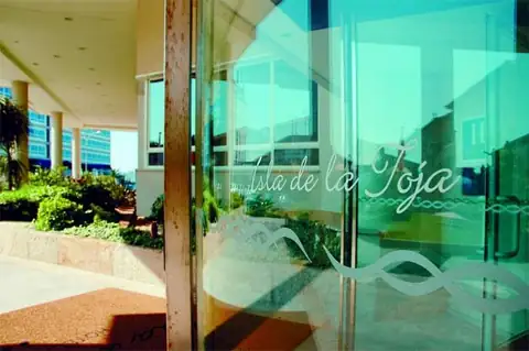 Entrada acristalada con el nombre grabado del hotel Eurostars Isla de la Toja
