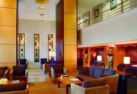Recepción y amplio lounge con sofás en el lobby de doble altura del Eurostars Isla de la Toja