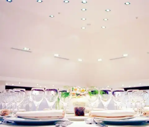 Mesa de banquete montada con cristalería en el salón de eventos del Eurostars Isla de la Toja