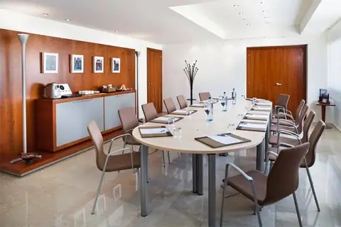 Sala de reuniones con mesa ovalada y sillas para empresas en el Eurostars Isla de la Toja