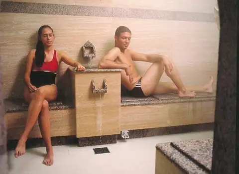Pareja relajándose en el baño turco revestido de mármol del Eurostars Louxo Talaso