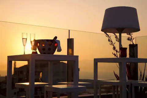 Mesa con copas de cava en la terraza al atardecer del Gran Hotel Nagari Boutique & Spa