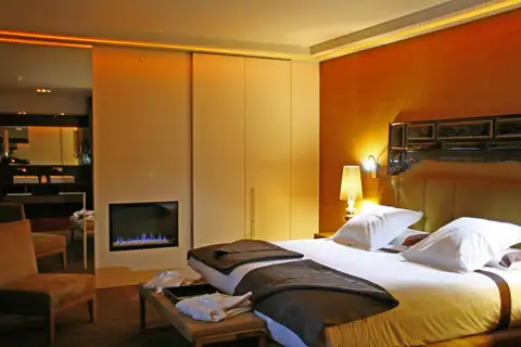Suite con chimenea, cama doble y armarios empotrados en el Gran Hotel Nagari Boutique & Spa