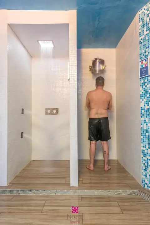 Ducha de sensaciones con mosaico en el circuito de aguas del Hotel Norat Marina & Spa