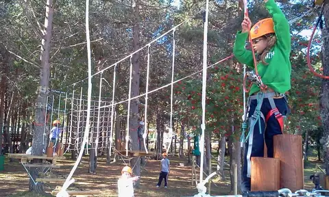 Circuito de cuerdas entre pinos en el parque multiaventura de la Estación de Montaña Manzaneda