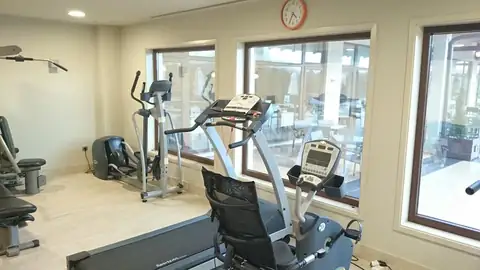 Gimnasio con cinta de correr, elíptica y bicicleta en el Hotel Spa Attica21 Vilalba