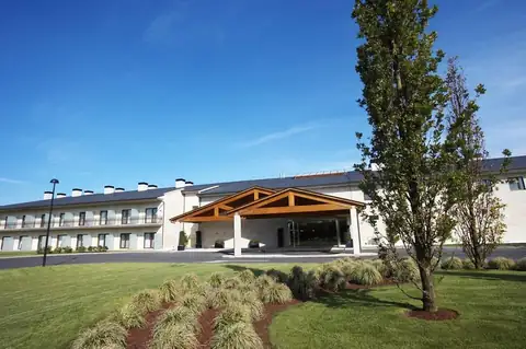 Entrada principal con porche de madera y jardín del Hotel Spa Attica21 Vilalba