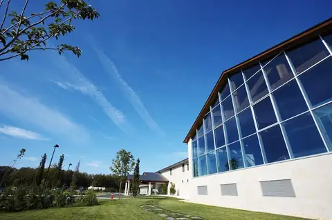 Edificio acristalado del spa y jardines del Hotel Spa Attica21 Vilalba