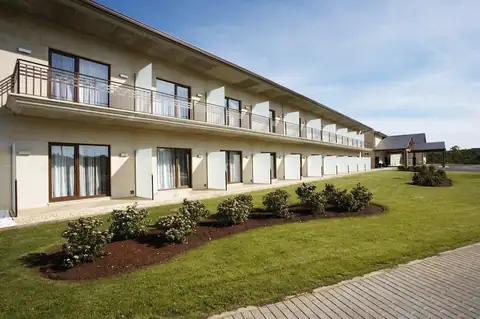Fachada con balcones y césped del ala de habitaciones del Hotel Spa Attica21 Vilalba
