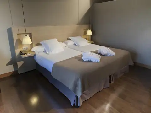 Habitación twin con albornoces sobre las camas en el Hotel Spa Attica21 Vilalba